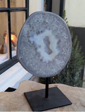 Hele speciale Agaat-Chalcedoon op standaard large met geode
