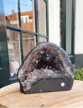 Amethist Geode klein met donkere kristallen