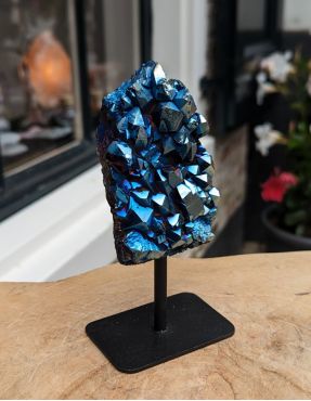 Regenboog blauw Amethist cluster  op standaard