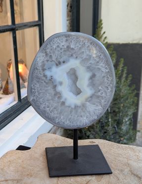 Hele speciale Agaat-Chalcedoon op standaard large met geode