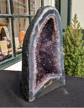 Extra ruwe Amethist Geode grotvorm  kleine maat met licht paarse  kristallen