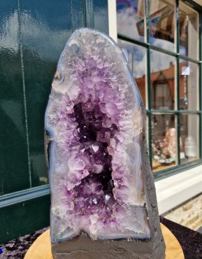 Hele speciale Amethist Geode kleine maat met fijne kristallen