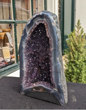 Extra ruwe Amethist Geode grotvorm  kleine maat met licht paarse  kristallen