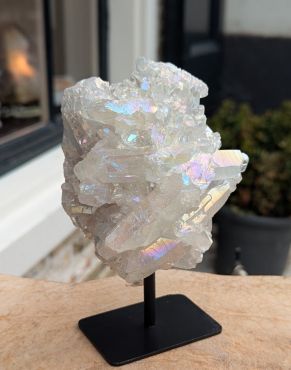 Bergkristal cluster op standaard angel aura