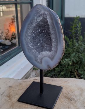 Super mooie Agaathelft met Chalcedoon en Bergkristal extra kwaliteit  op standaard