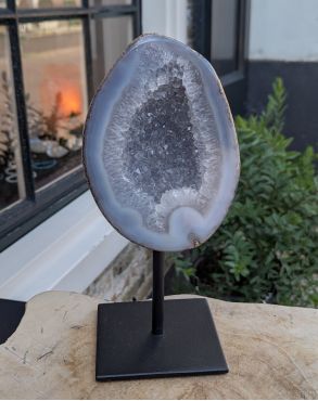 Super mooie Agaathelft met Chalcedoon en Bergkristal extra kwaliteit  op standaard
