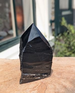 Zwarte obsidiaan ruw met geslepen punt