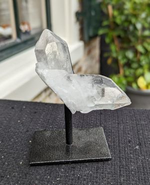 Extra zuivere Bergkristal cluster klein op standaard