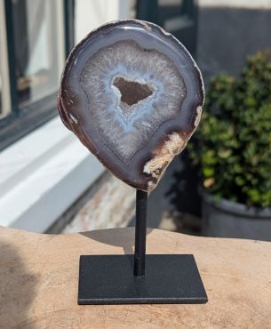Agaathelft met  Bergkristal klein op standaard