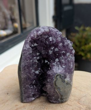 Bijzondere helderpaarse Uruguai Amethist cluster-geode ruw