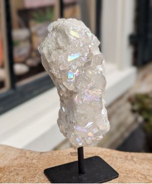 Extra speciaal Magical trio of Gouden driehoek met Amethist staand,  Bergkristal Angel Aura op standaard en Rozekwarts Madagascar.