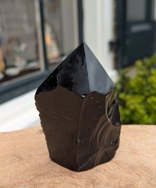 Zwarte obsidiaan ruw met geslepen punt