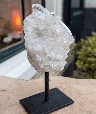 Extra speciaal Magical trio of Gouden driehoek met Rozekwarts en Bergkristal op standaard