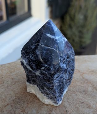 Sodaliet ruw geslepen puntkristal