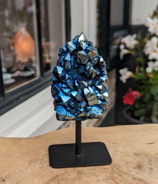 Regenboog blauw Amethist cluster  op standaard