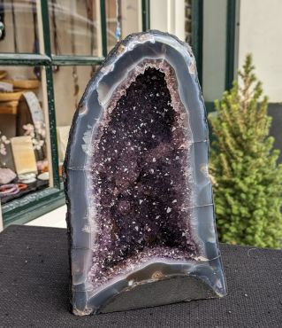 Extra ruwe Amethist Geode grotvorm  kleine maat met licht paarse  kristallen