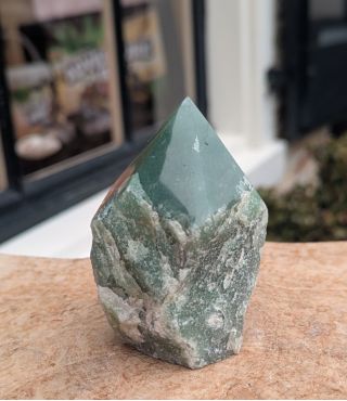 Aventurijn ruw met geslepen punt