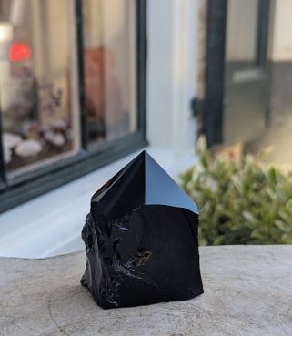 Zwarte obsidiaan ruw met geslepen punt