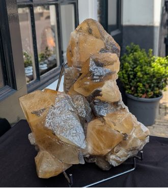 Calsiet cluster met Skalenoeder kristallen Marokko