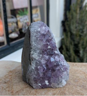 Super Amethist cluster in die speciale zachtpaarse spatheldere  kristallen