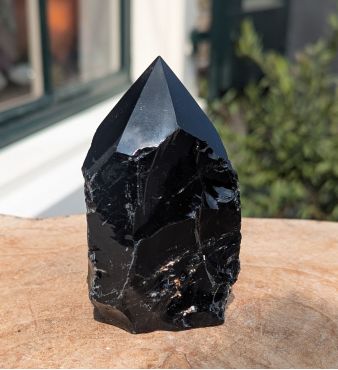Zwarte obsidiaan ruw met geslepen punt