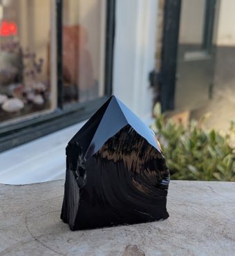 Zwarte obsidiaan ruw met geslepen punt
