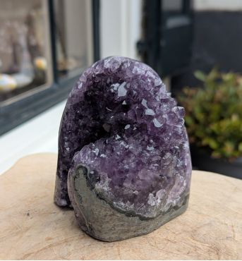 Bijzondere helderpaarse Uruguai Amethist cluster-geode ruw