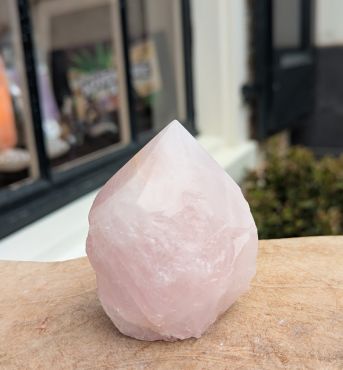 Rozekwarts ruw geslepen puntkristal
