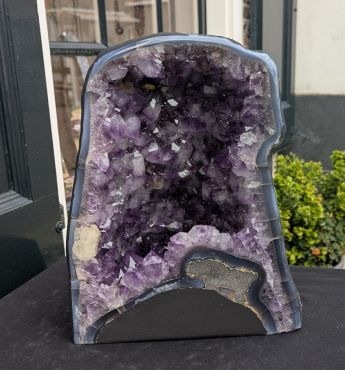 Super kwaliteit Amethist Grot Geode met helder donkerpaarse kristallen