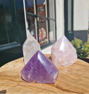 Magical Trio of Gouden Driehoek  Amethist- Rozekwarts-Bergkristal ' in geslepen ruwe punt kristallen medium size, extra natuur en extra helder - nu beschikbaar