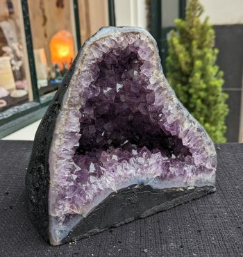 Speciale ruwe en sprankelende  Amethist Geode kleine maat met  donkere helderpaarse kristallen en extra heldere Agaat omranding