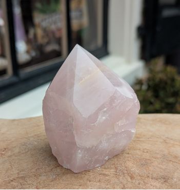Rozekwarts ruw geslepen puntkristal