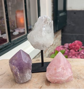 Magical Trio of Gouden Driehoek  Amethist- Rozekwarts-Bergkristal ' in geslepen ruwe punt kristallen medium size, extra natuur en extra helder