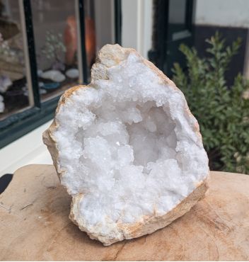 Nu voor een gereduceerde prijs! Speciale Super kwaliteit ruwe en 'sneeuw' witte Marokkaanse Bergkristal Geode  !
