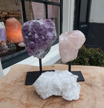 Hele speciale  Magical Trio of Gouden Driehoek  Amethist- Rozekwarts-Bergkristal ' met Amethist en Rozekwarts op standaard