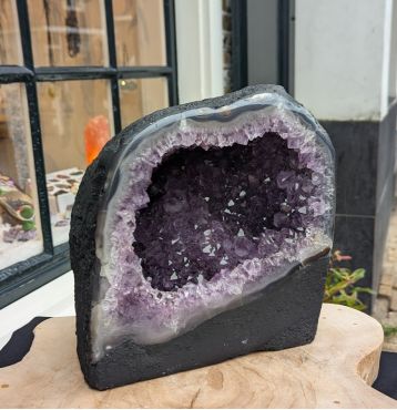 Extra ruwe Amethist Geode grotvorm  kleine middenmaat met donkerpaarse grotere en kleinere kristallen