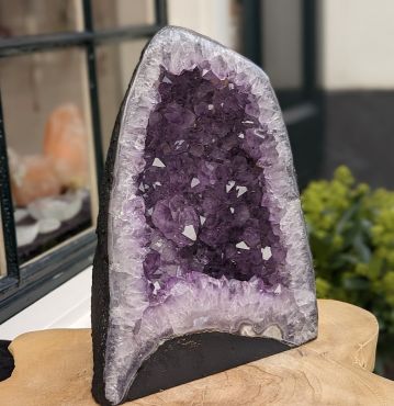 Speciale  Amethist Geode hoge middenmaat met dieppaarse heldere grote kristallen