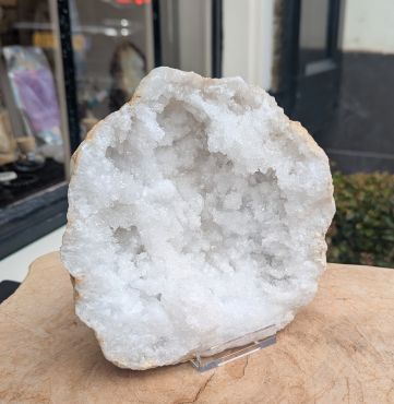 Super ruw en hagelwitte Marokkaanse Bergkristal Geode 'schaal'  XXL   nu in prijs verlaagd!