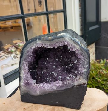 Extra ruwe Amethist Geode grotvorm  kleine middenmaat met donkerpaarse grotere en kleinere kristallen