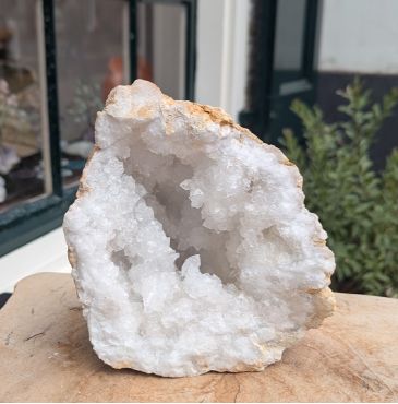 Nu voor een gereduceerde prijs! Speciale Super kwaliteit ruwe en 'sneeuw' witte Marokkaanse Bergkristal Geode  !