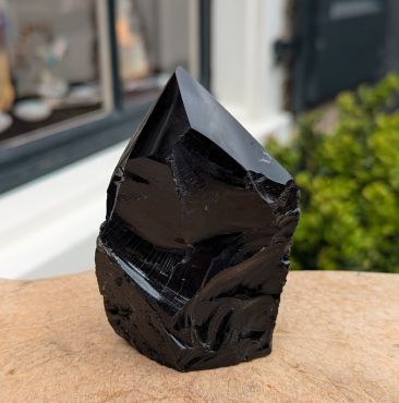 Zwarte obsidiaan ruw met geslepen punt