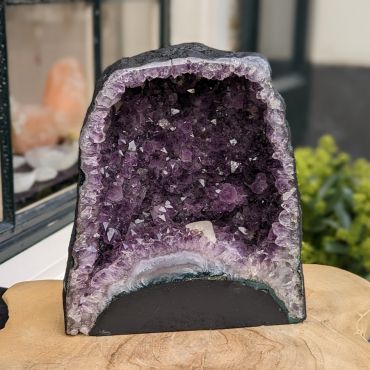 Super kwaliteit Amethist Geode  kleine maat met donkerpaarse grote en kleine kristallen