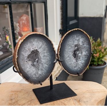 Agaathelft met Bergkristal klein op standaard