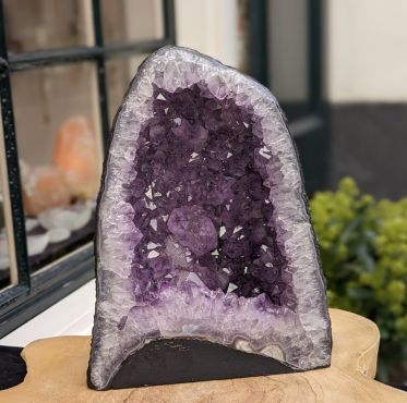 Speciale  Amethist Geode hoge middenmaat met dieppaarse heldere grote kristallen