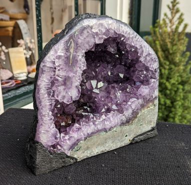 Amethist Grot Geode met zachtpaarse kristallen