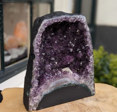 Super kwaliteit Amethist Geode  kleine maat met donkerpaarse grote en kleine kristallen