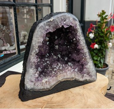 Super kwaliteit Amethist Grot Geode met helder donkerpaarse kristallen
