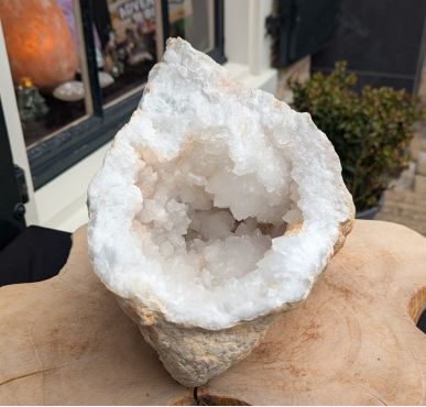 Super Natuur  Marokkaanse Bergkristal geode 'schaal-grot'  XL