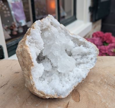 Nu voor een gereduceerde prijs! Speciale Super kwaliteit ruwe en 'sneeuw' witte Marokkaanse Bergkristal Geode  !