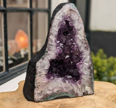 Extra ruwe Amethist Geode grotvorm  kleine middenmaat met donkerpaarse grotere kristallen en brede stralende agaat rand